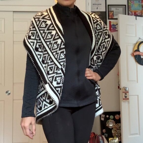 Questions Black & White Patterned Waterfall Sleeveless Cardigan Vest - Picture 2 of 10